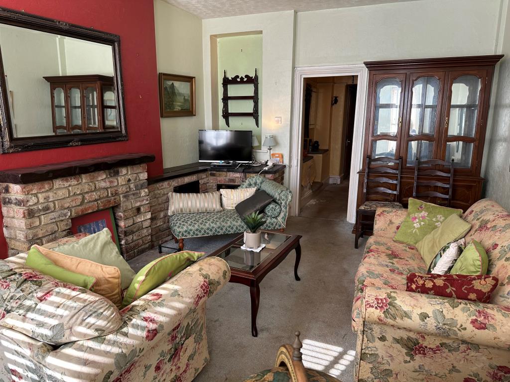 Lot: 145 - ONE-BEDROOM GARDEN FLAT FOR IMPROVEMENT - Living Room